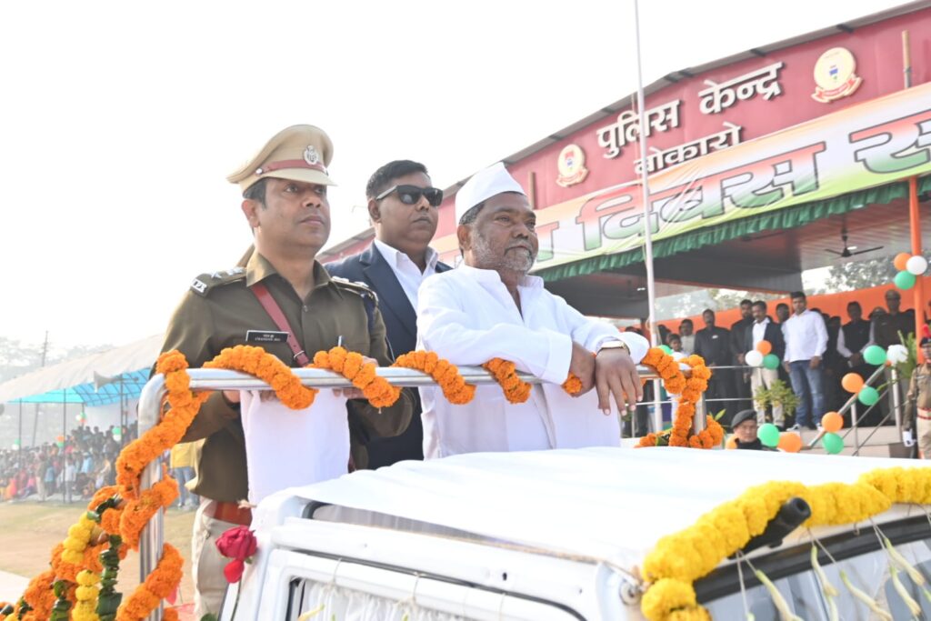 Republic day-परेड का निरीक्षण करते हैं मंत्री जगरनाथ महतो