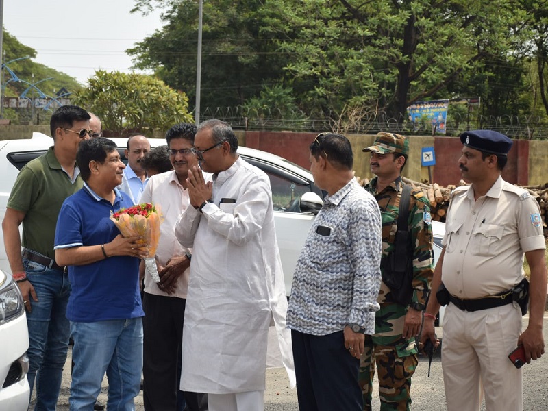 एयरपोर्ट अधिकारी का अभिवादन करते विधायक बिरंची