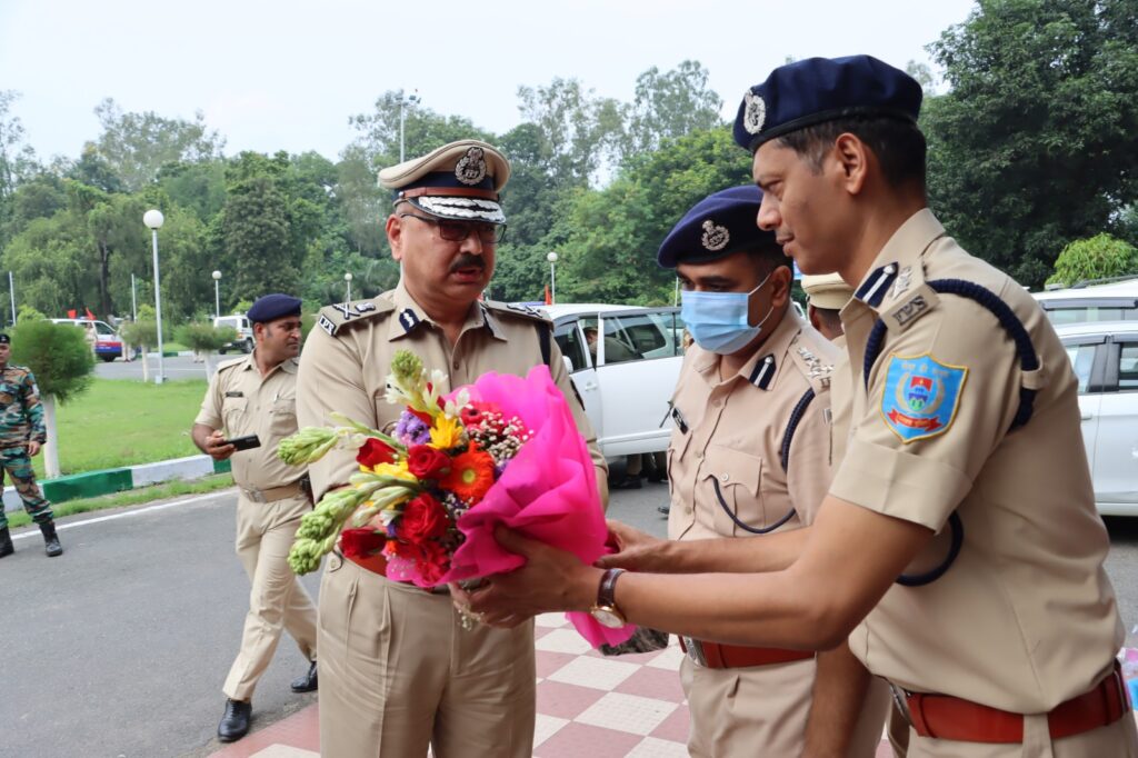 डीजीपी का स्वागत करते 