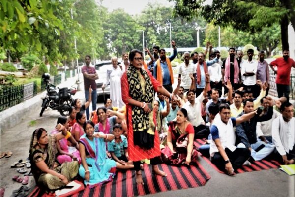 बीजीएच में नियोजन की मांग को लेकर मृतक के परिजनों का धरना